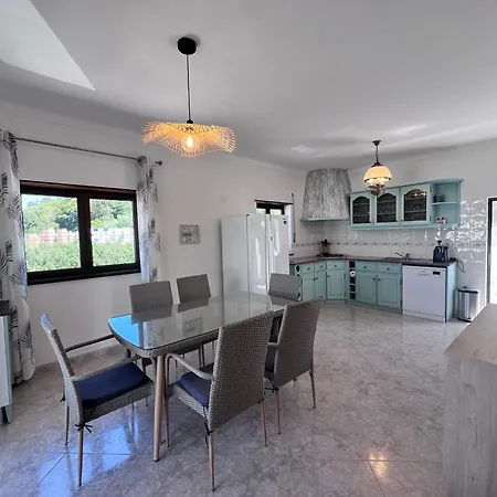 Villa Charming Portuguese With Forested Hill Views